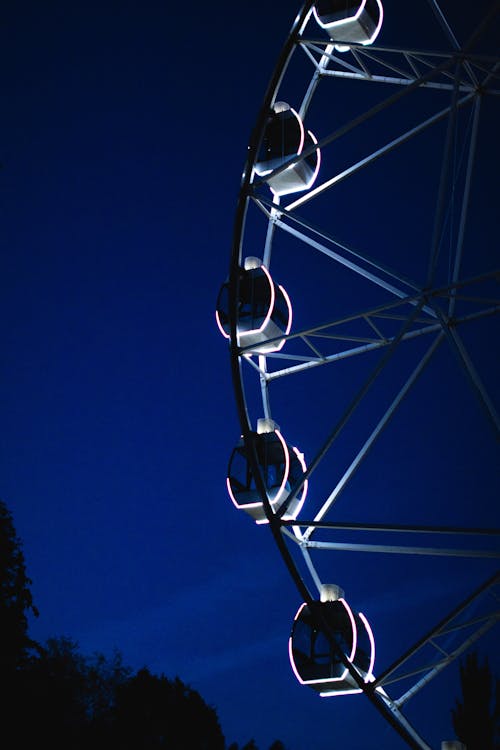Бесплатное стоковое фото с вертикальный выстрел, колесо обозрения, ночь