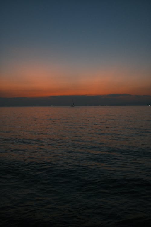 Free Photo of Ocean during Dawn Stock Photo