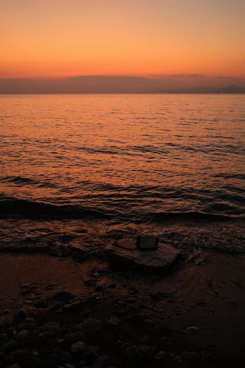 Foto d'estoc gratuïta de a la vora de l'oceà, alba, claror crepuscular