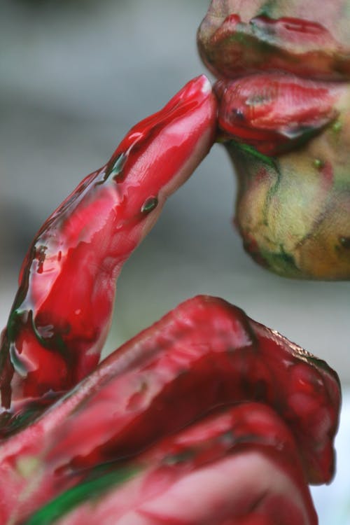 Persona Mano Llena De Líquido Rojo