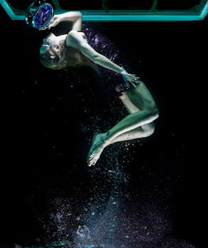 这张超现实的水下照片以深色色调艺术地捕捉了一名手持时钟的女子