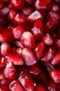 通过这张充满活力的特写镜头，探索清爽健康的红色石榴籽
