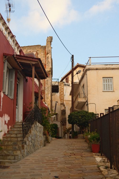 Free Picturesque alley with historic houses and vibrant colors in a Mediterranean setting. Stock Photo