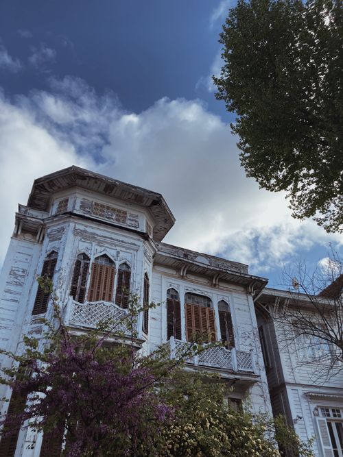 Free Stunning view of a vintage white building with ornate details against a clear blue sky. Stock Photo