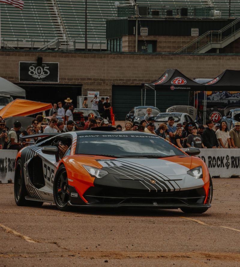 Спорткар Lamborghini на гоночной трассе — адреналиновая поездка