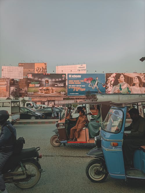 Бесплатное стоковое фото с авто рикши, вертикальный выстрел, дорожное движение