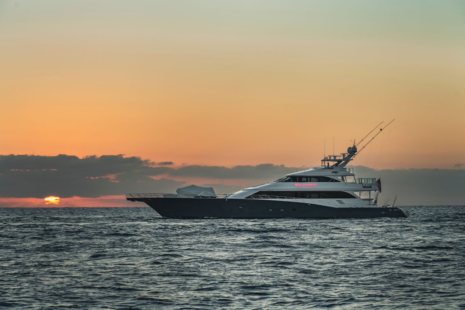 Yacht naviguant au coucher du soleil
