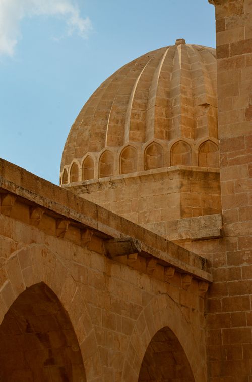 Free Elegant stone dome with intricate arches in Mardin, Türkiye showcasing historic architecture. Stock Photo