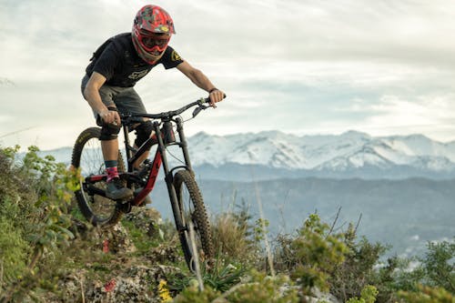 Foto profissional grátis de andar a cavalo, bicicleta de montanha, capacete