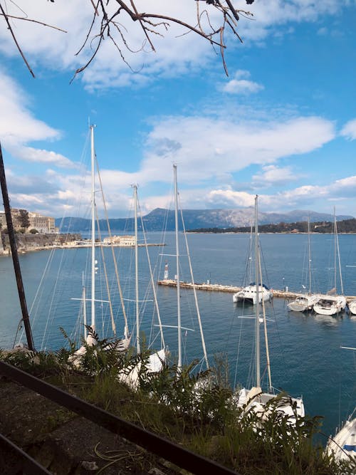 Foto profissional grátis de barcos a vela, cais, corfu