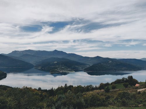 Vue De Dessus Du Lac Entouré D'arbres Et De Montagnes