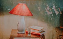 乡村内饰温暖舒适，配有复古灯、书籍和饱经风霜的墙壁