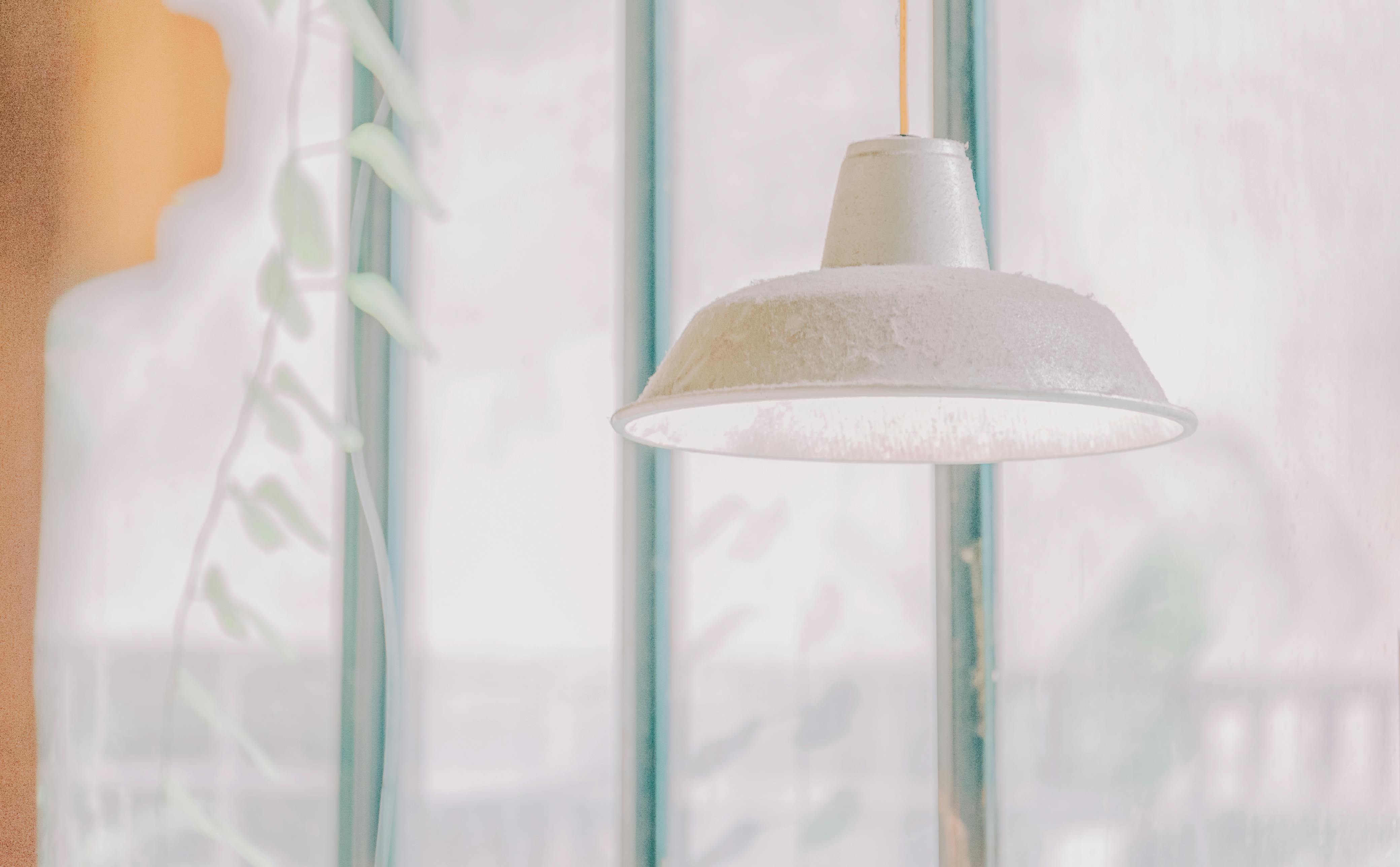 复古吊灯的特写镜头下，内饰简约明亮，色调柔和