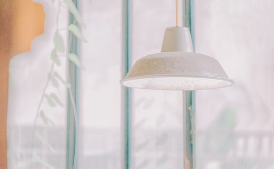 复古吊灯的特写镜头下，内饰简约明亮，色调柔和