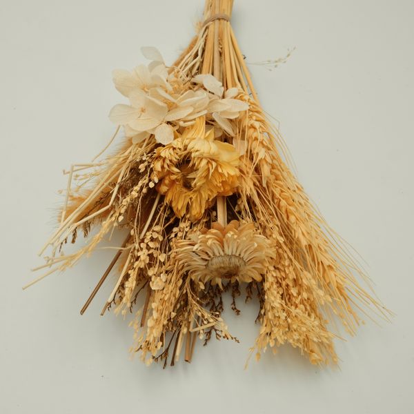 Dried wildflower bundle, photo by Alfredo Marco Pradil on Pexels