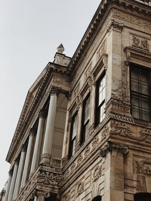 Foto d'estoc gratuïta de arquitectura, cel blanc, edifici de formigó