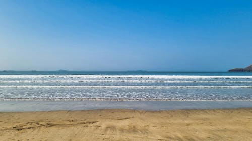 Foto profissional grátis de beira-mar, céu azul, litoral