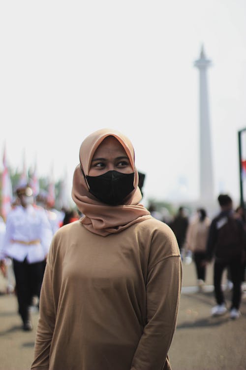 Darmowe zdjęcie z galerii z chodzenie, czarna maska na twarz, hidżab