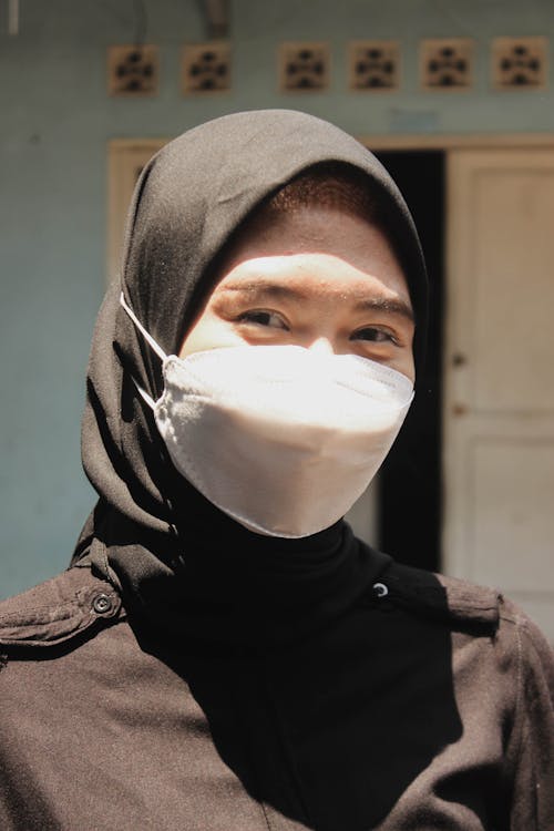 Kostnadsfri bild av ansiktsmask, hijab, kvinna