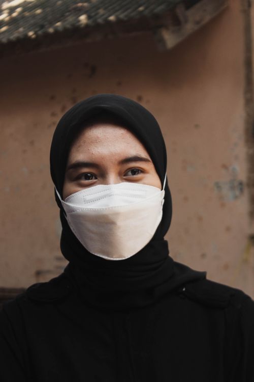 Free A woman wearing a black hijab and face mask represents pandemic precautions. Stock Photo