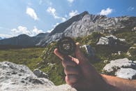 在晴朗的天空下，相机镜头映衬着风景优美的山脉背景