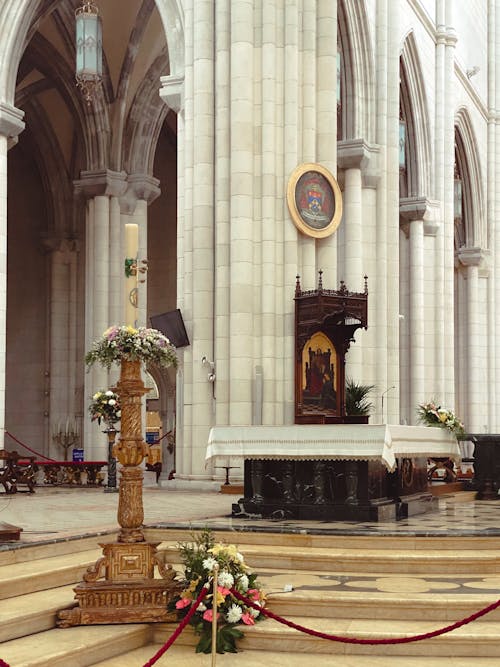 Безкоштовне стокове фото на тему «Вівтар, католицизм, місце поклоніння»