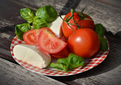 Tomaten Und Käse Auf Rotem Teller