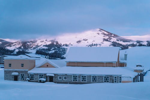 binalar, dağ, kar içeren Ücretsiz stok fotoğraf