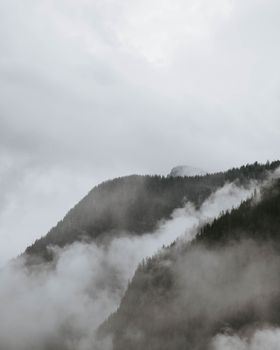 德国舍瑙康尼格湖畔，巴伐利亚阿尔卑斯山雾气蒙蒙的晨景优美如画