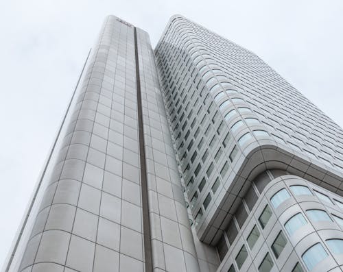 灰色高层建筑的低角度摄影