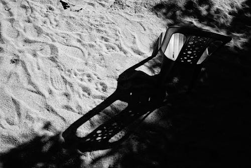 Δωρεάν στοκ φωτογραφιών με άμμος, ασπρόμαυρο, καρέκλα