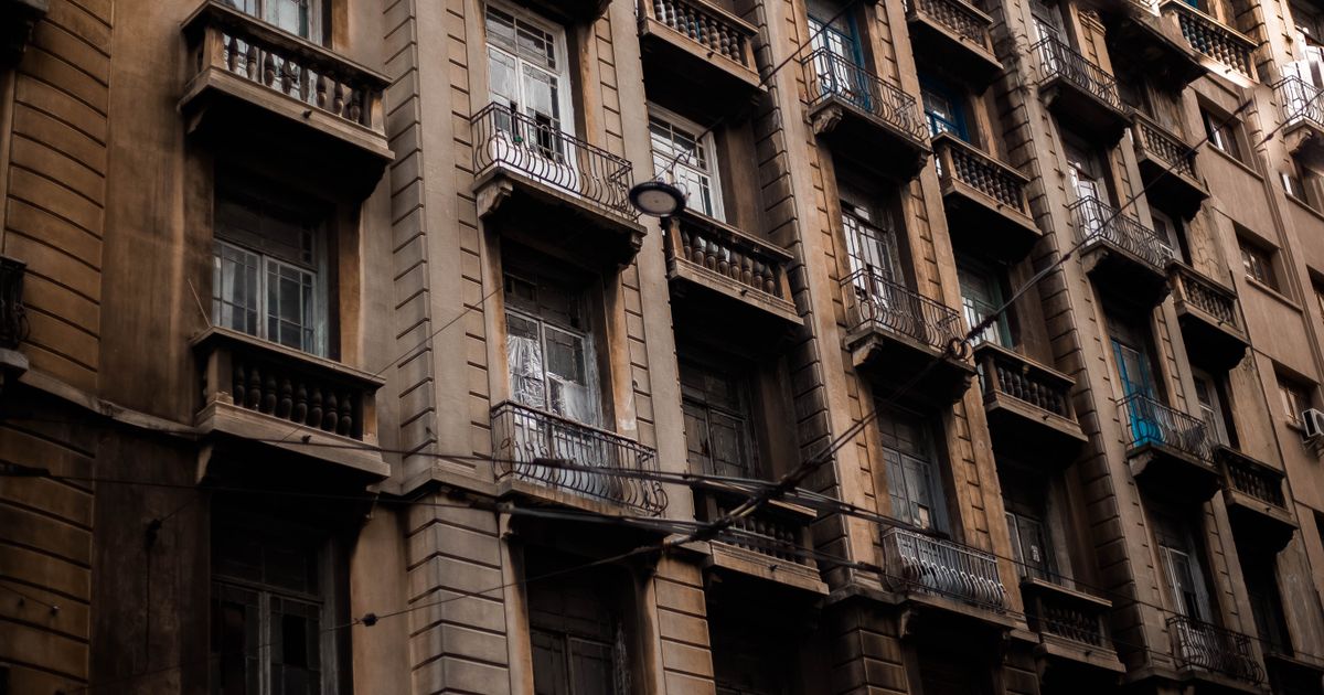 Façade d'un petit immeuble ancien en copropriété