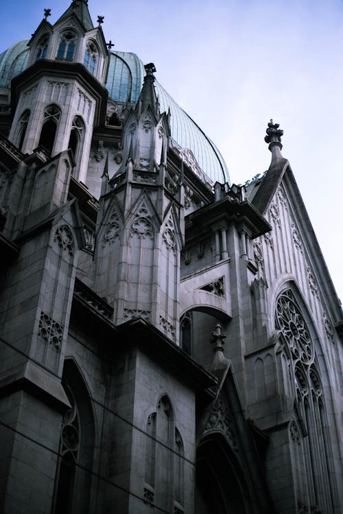 Бесплатное стоковое фото с вертикальный выстрел, готическая архитектура, кафедральный собор