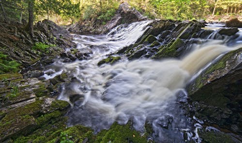 Δωρεάν στοκ φωτογραφιών με rocky river, βράχια σκεπασμένα με βρύα, καταρράκτες