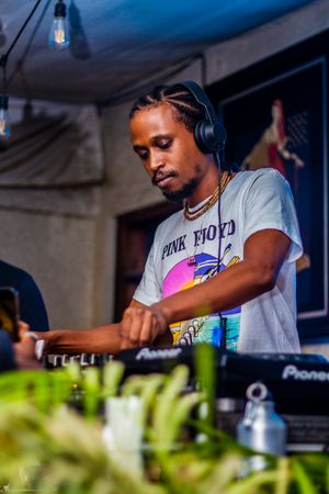 DJ