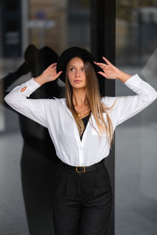 Kostenloses Stock Foto zu frau, hübsche frau, langarm-shirt