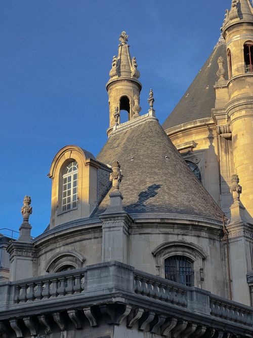 Free Close-up view of the intricate architecture of Oratoire du Louvre under a clear blue sky in Paris, France. Stock Photo