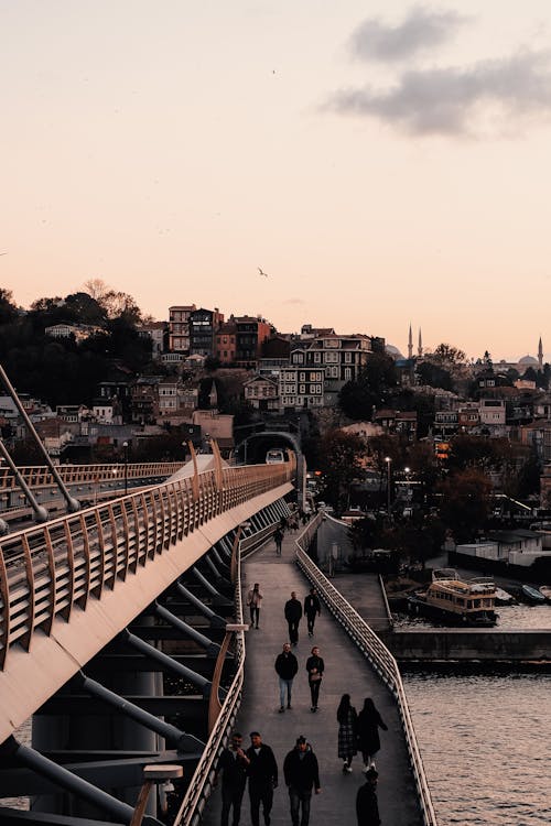 Kostenloses Stock Foto zu dämmerung, fußgängerbrücke, fußgängerwege