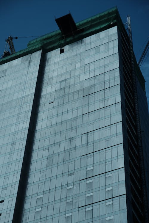 Foto profissional grátis de céu azul, construção, em construção