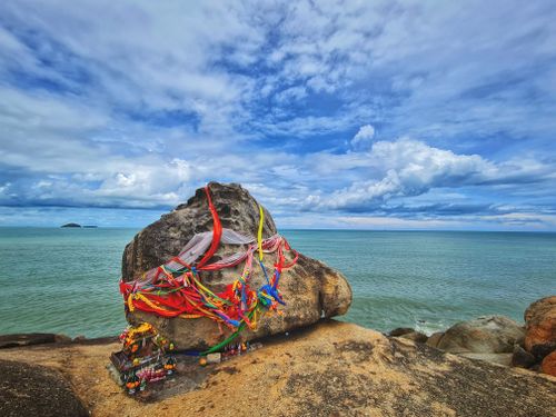 Free Huge rock hanging at the edge. Legends say that a King buried all his treasure under this rock before he passed away Stock Photo