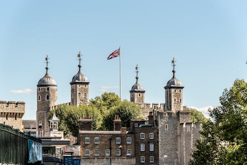 Verenigd Koninkrijk Vlag Zwaaien Onder Blauwe Hemel