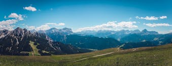 在充满活力的蓝天下，雄伟的山脉景色迷人