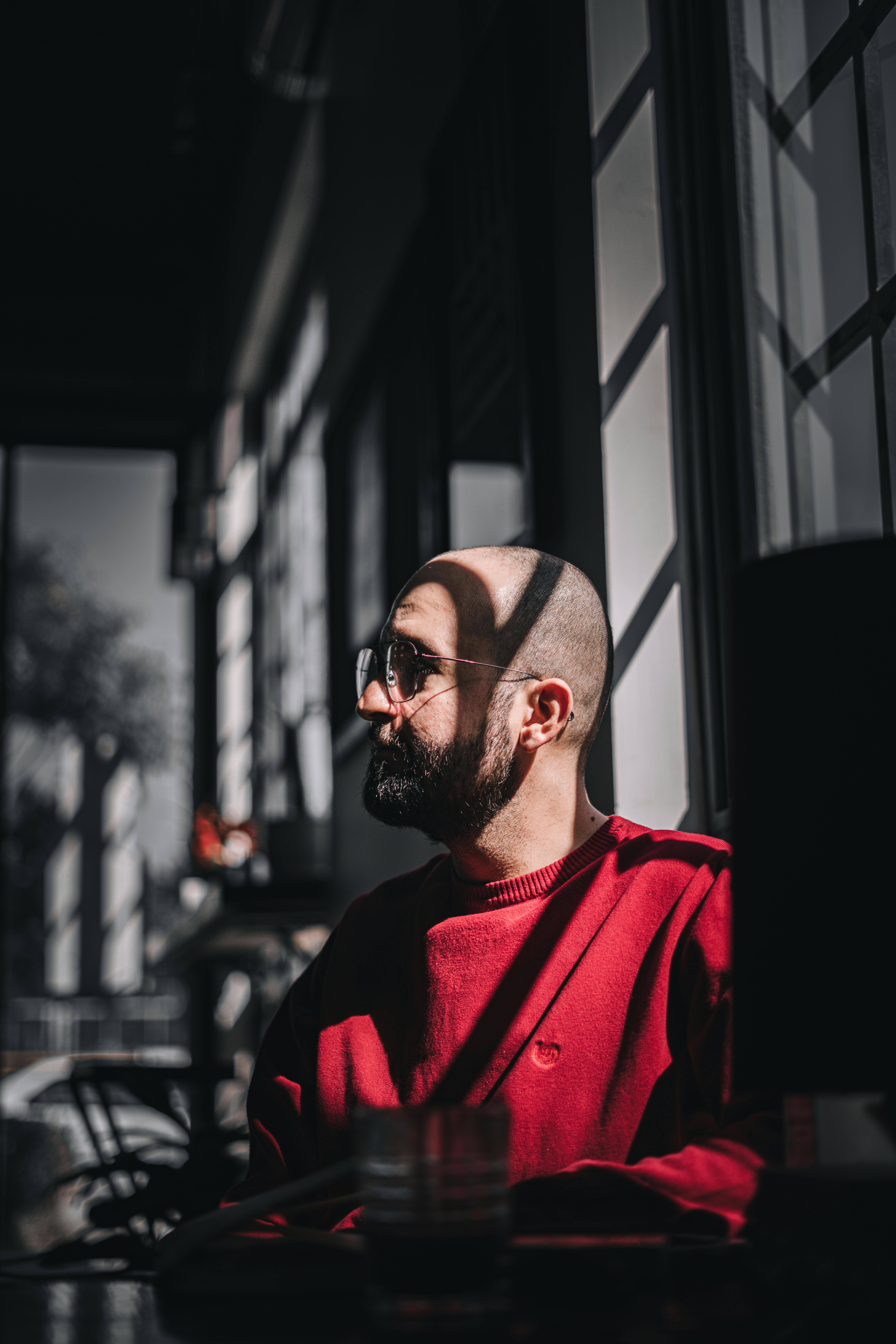 Zadarmo Fotobanka s bezplatnými fotkami na tému beloch, bradatý, červený sveter Fotka z fotobanky