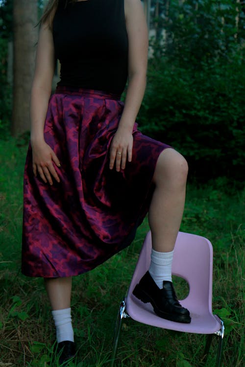 Fotobanka s bezplatnými fotkami na tému čierna topánka, čierny vrch, fialová sukňa