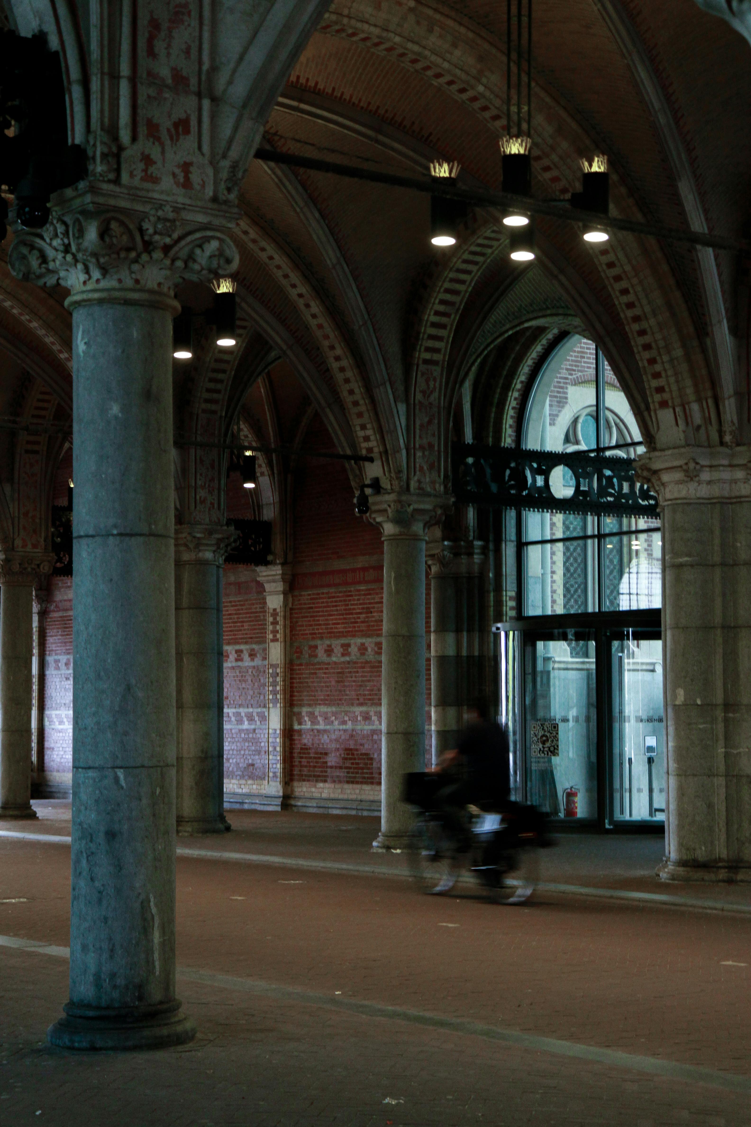 entrance of rijksmuseum in amsterdam