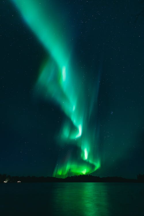 Aurora borealis, deniz, dikey atış içeren Ücretsiz stok fotoğraf