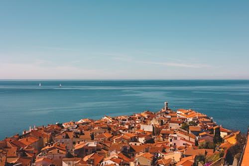 açık mavi gökyüzü, binalar, çatılar içeren Ücretsiz stok fotoğraf