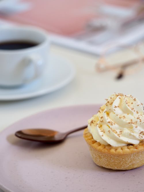 Kostenlos Weißer Cupcake Mit Zuckerguss Auf Teller Stock-Foto