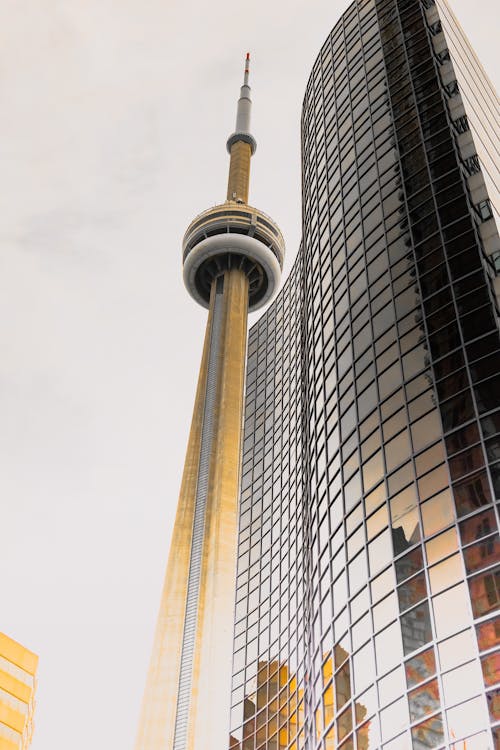 binalar, cn kulesi, dar açılı çekim içeren Ücretsiz stok fotoğraf