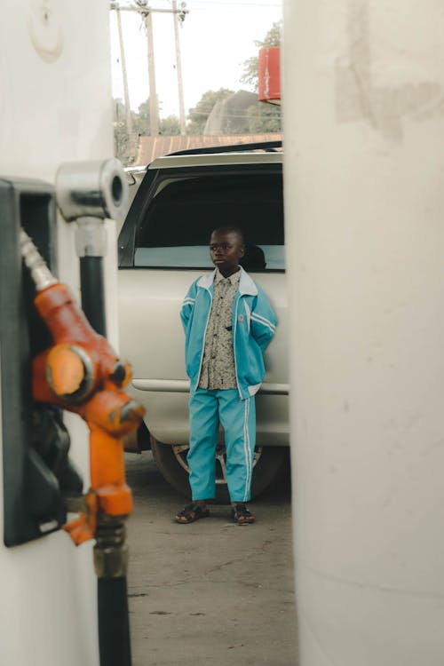 가스 펌프, 기댄, 소년의 무료 스톡 사진